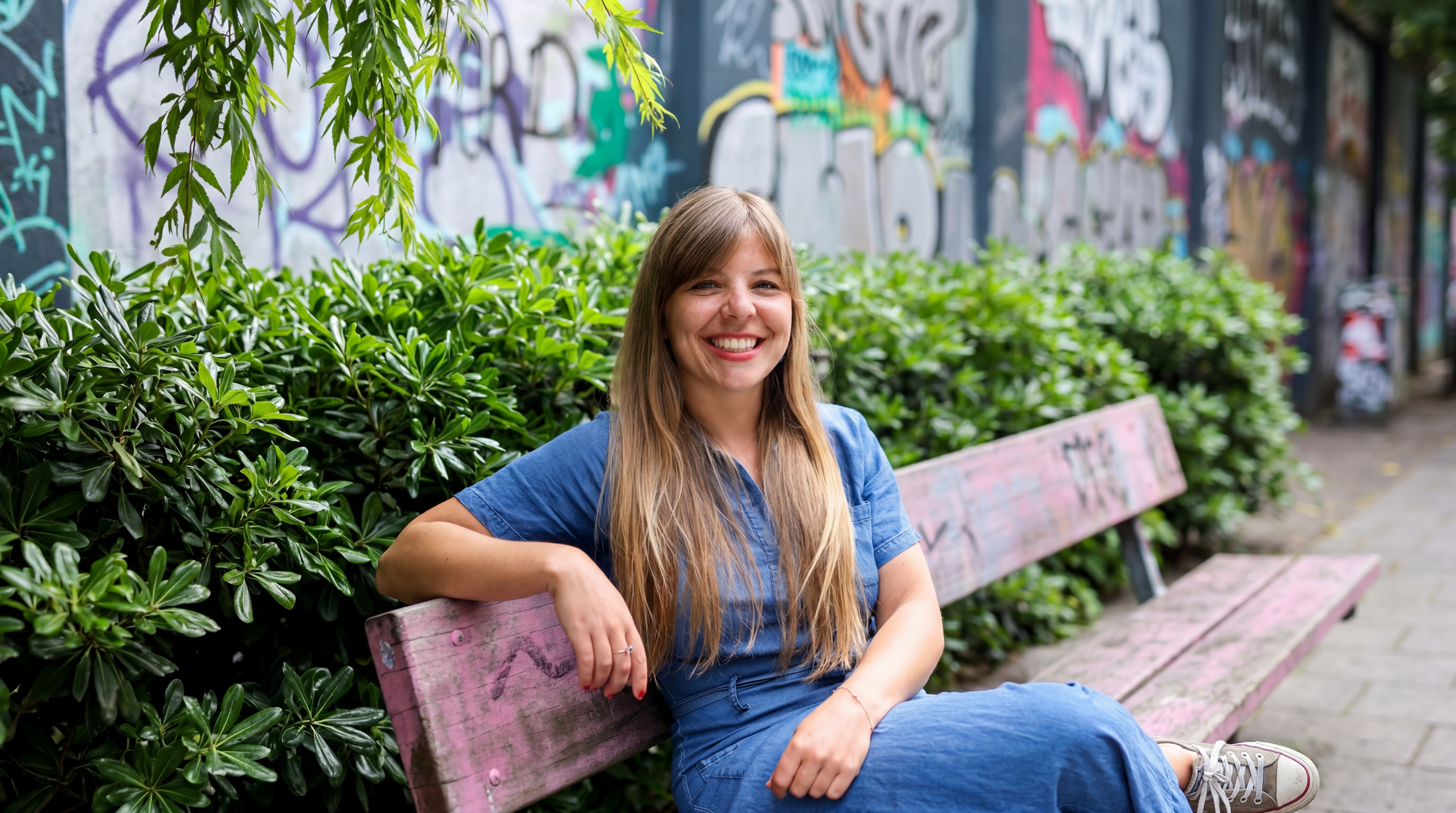 Lucy smiling on a bench in Madrid